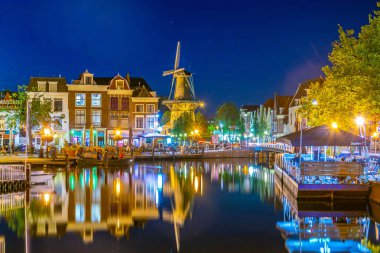 Leiden, Hollanda, 8 Ağustos 2018: Beestenmarket'in gece görünümü