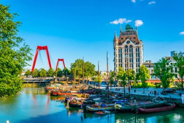 Rotterdam, Hollanda, 5 Ağustos 2018: Willem köprüsü ve Witte 