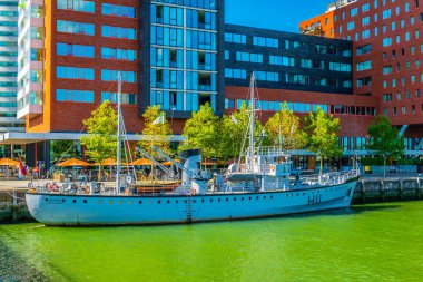 Rotterdam, Hollanda, 5 Ağustos 2018: eski gemi demirleme