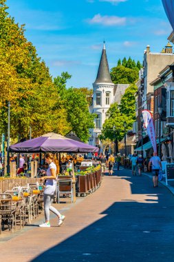Breda, Hollanda, 5 Ağustos 2018: İnsanlar güneşli bir 