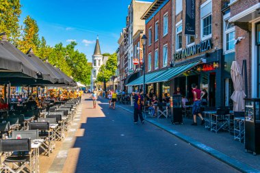 Breda, Hollanda, 5 Ağustos 2018: İnsanlar güneşli bir 