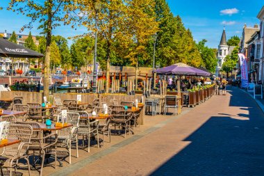 Breda, Hollanda, 5 Ağustos 2018: İnsanlar güneşli bir 