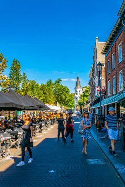 Breda, Hollanda, 5 Ağustos 2018: İnsanlar güneşli bir 
