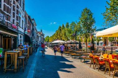Breda, Hollanda, 5 Ağustos 2018: İnsanlar güneşli bir 