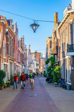 Haarlem, Hollanda, 8 Ağustos 2018: Klasik kırmızı tuğla evler