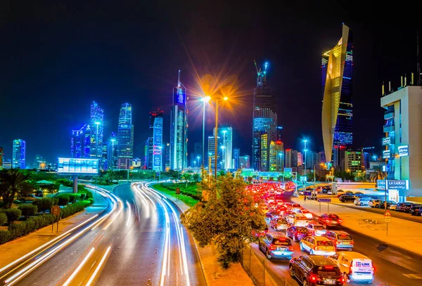 Kuwait City, Kuwait, 5 november 2016: utsikt över trafiken på en upptagen gata i centrala Kuwait under natten. — Stockfoto