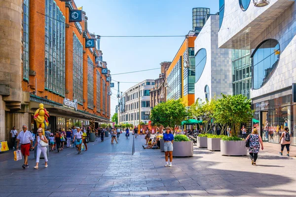 THE HAGUE, NETHERLANDS, AUGUST 7, 2018: People are walking throu — Stock Photo, Image