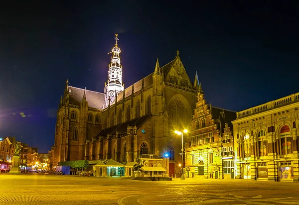 Haarlem, Nederländerna, 8 augusti, 2018: utsikt över Grote Markt SQ — Stockfoto