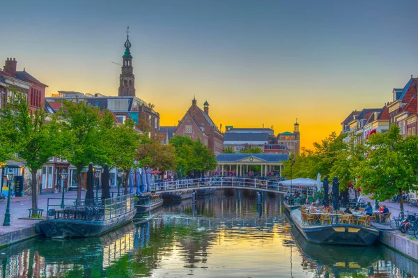 LEIDEN, NETHERLANDS, AUGUST 8, 2018: Night view of Koornbrug bri — Stock Photo, Image