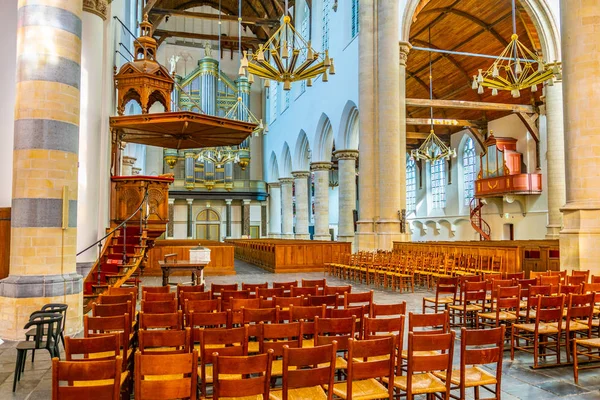 Delft, Nederländerna, augusti 7, 2018: inre av Oude Kerk kyrka — Stockfoto