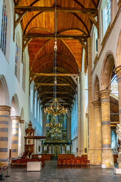 Delft, Nederländerna, augusti 7, 2018: inre av Oude Kerk kyrka — Stockfoto