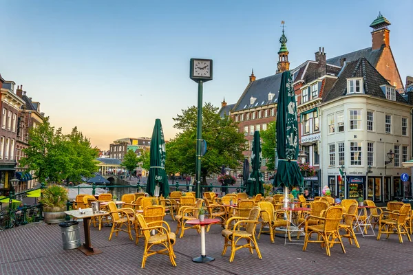 Leiden, Nizozemsko, 8. srpna 2018: pohled na promenádu v západu slunce — Stock fotografie