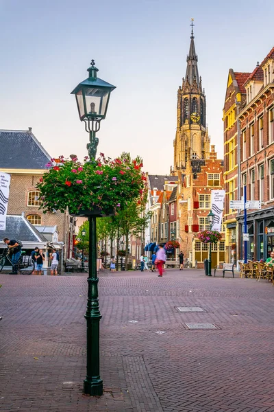 DELFT, PAÍSES BAJOS, 6 DE AGOSTO DE 2018: Vista del atardecer de Nieuwe Kerk c — Foto de Stock