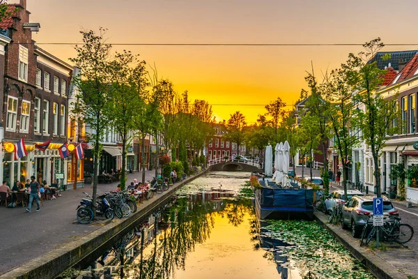 Delft, Niederlande, 6. August 2018: Sonnenuntergang Blick auf einen Kanal in — Stockfoto