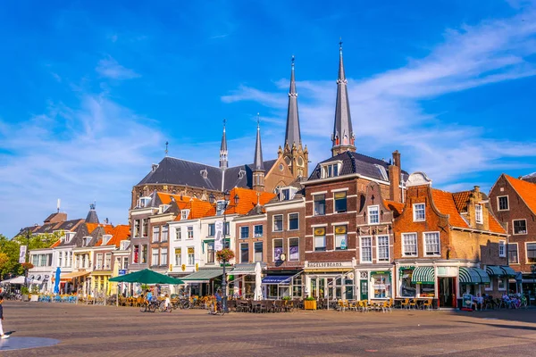 Delft, Nederländerna, 6 augusti, 2018: utsikt över det stora torget i D — Stockfoto