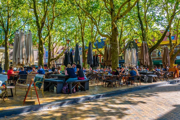 Delft, Nizozemsko, 6. srpna 2018: náměstí Beestenmarkt v Delft — Stock fotografie