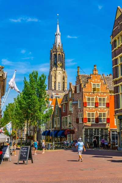 Delft, Nederländerna, 6 augusti, 2018: Nieuwe Kerk sett från en bu — Stockfoto