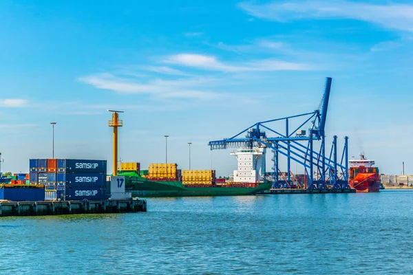 ROTTERDAM, PAÍSES BAJOS, 6 DE AGOSTO DE 2018: Vista del puerto de Rott — Foto de Stock