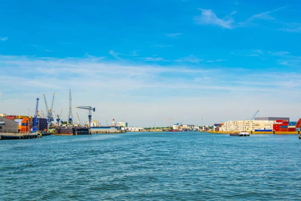 Rotterdam, Hollanda, 6 Ağustos 2018: Rott limanının görünümü — Stok fotoğraf
