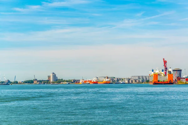 Rotterdam, Nederländerna, 6 augusti, 2018: utsikt över hamnen i Rott — Stockfoto