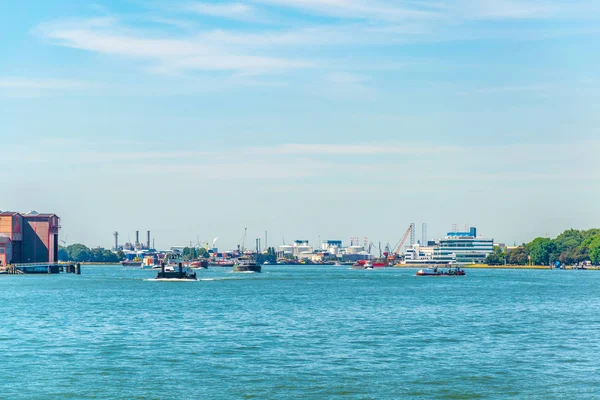 Rotterdam, Nederland, augustus 6, 2018: uitzicht op de haven van Rott — Stockfoto