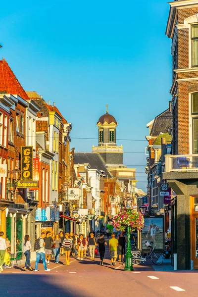 LEIDEN, PAÍSES BAJOS, 8 DE AGOSTO DE 2018: Vista del atardecer de Hartebrugker — Foto de Stock