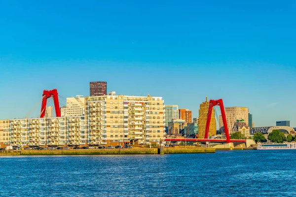 Rotterdam, Nizozemsko, 6. srpna 2018: nábřeží v Rotterdamu n — Stock fotografie