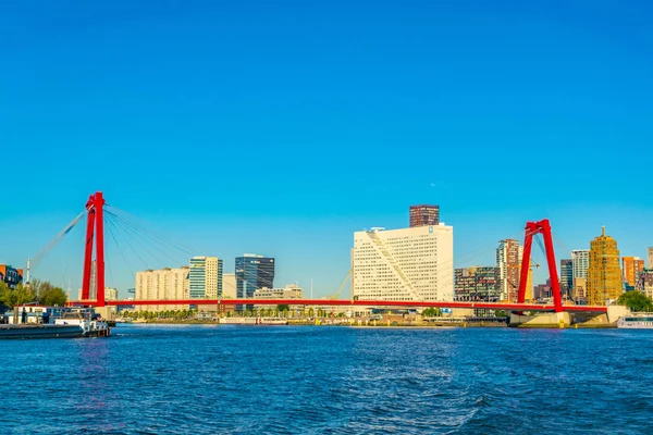 Rotterdam, Hollanda, 6 Ağustos 2018: Rotterdam nehir kenarı n — Stok fotoğraf