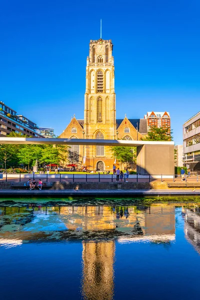 ROTTERDAM, PAÍSES BAJOS, 5 DE AGOSTO DE 2018: La gente está disfrutando de su — Foto de Stock