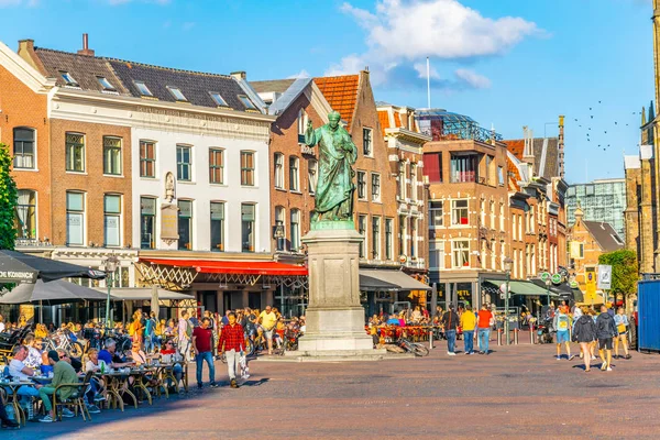 HAARLEM, PAÍSES BAJOS, 8 de agosto de 2018: Estatua de Laurens Janszoon — Foto de Stock