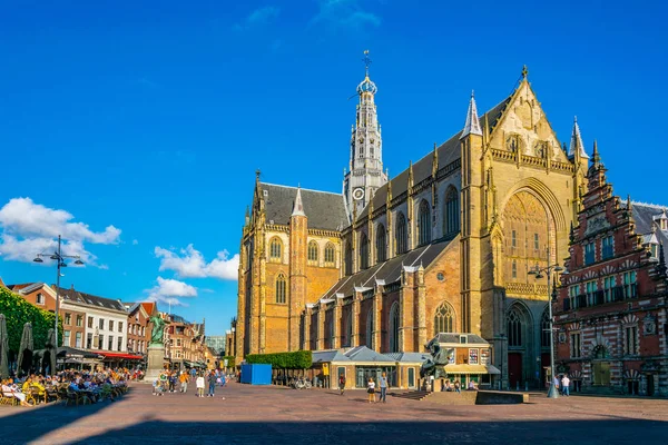 Haarlem, Nederländerna, 8 augusti, 2018: utsikt över Grote Markt SQ — Stockfoto