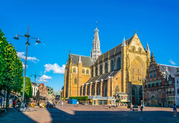 荷兰哈勒姆，2018年8月8日：格罗特马克特广场景观 — 图库照片