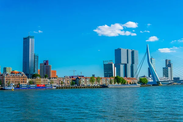 ROTTERDAM, PAÍSES BAJOS, 5 de agosto de 2018: Rascacielos y Erasmus — Foto de Stock