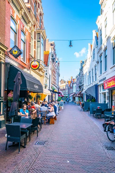 HAARLEM, PAÍSES BAJOS, 8 DE AGOSTO DE 2018: Vista de una vida diurna en un str — Foto de Stock