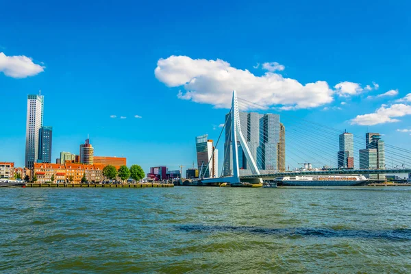 Rotterdam, Hollanda, 5 Ağustos 2018: Gökdelenler ve Erasmus — Stok fotoğraf