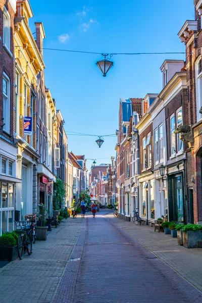 HAARLEM, PAÍSES BAJOS, 8 DE AGOSTO DE 2018: Vista de una vida diurna en un str — Foto de Stock