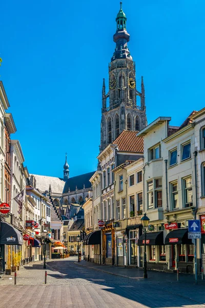 BREDA, NETHERLANDS, AUGUST 5, 2018: People are strolling in fron — Stock Photo, Image