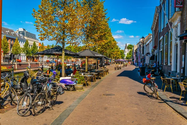 BREDA, PAYS-BAS, 5 AOÛT 2018 : Les gens profitent d'un ensoleillement — Photo