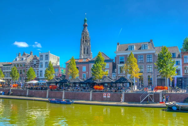 BREDA, PAÍSES BAJOS, 5 de agosto de 2018: La gente está disfrutando de un sol — Foto de Stock