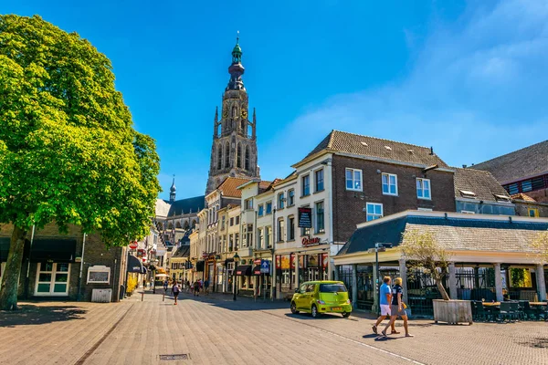 Breda, Hollanda, 5 Ağustos 2018: İnsanlar güneşli bir — Stok fotoğraf