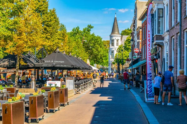 Breda, Nizozemsko, 5. srpna 2018: lidé se těší slunečného — Stock fotografie