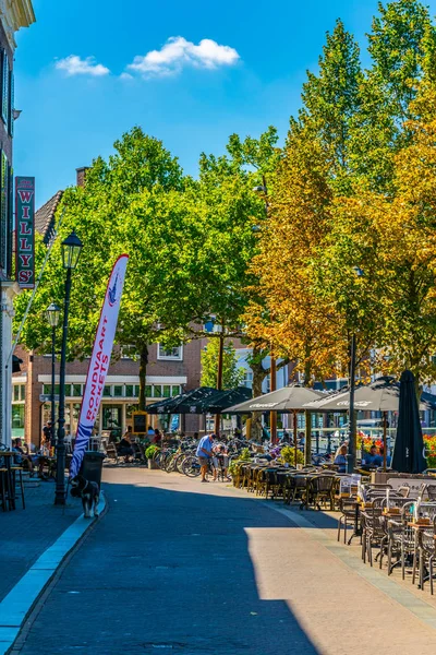 BREDA, PAÍSES BAJOS, 5 de agosto de 2018: La gente está disfrutando de un sol — Foto de Stock