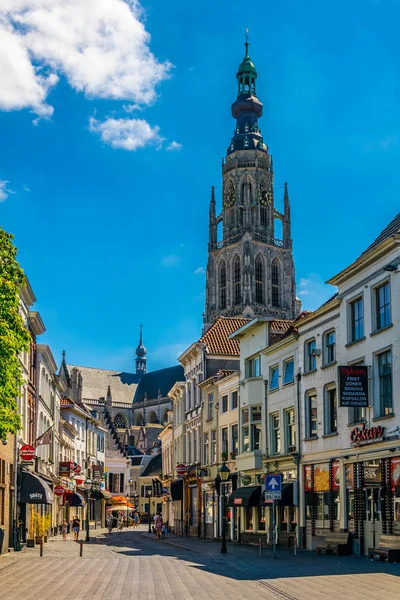 BREDA, NETHERLANDS, AUGUST 5, 2018: People are strolling in fron — Stock Photo, Image