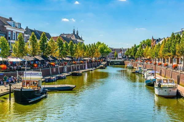 Breda, Nederländerna, 5 augusti, 2018: människor njuter av en solig — Stockfoto