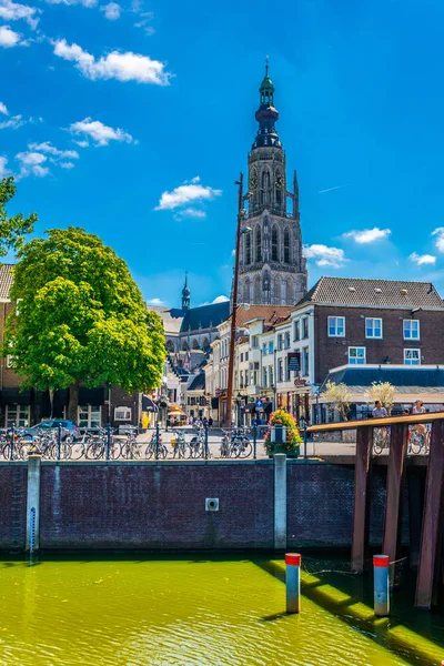 BREDA, PAÍSES BAJOS, 5 de agosto de 2018: La gente está paseando por el muelle — Foto de Stock