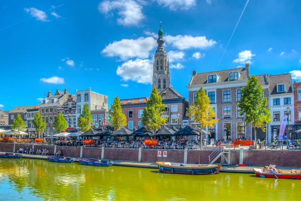 Breda, Nizozemsko, 5. srpna 2018: lidé se těší slunečného — Stock fotografie