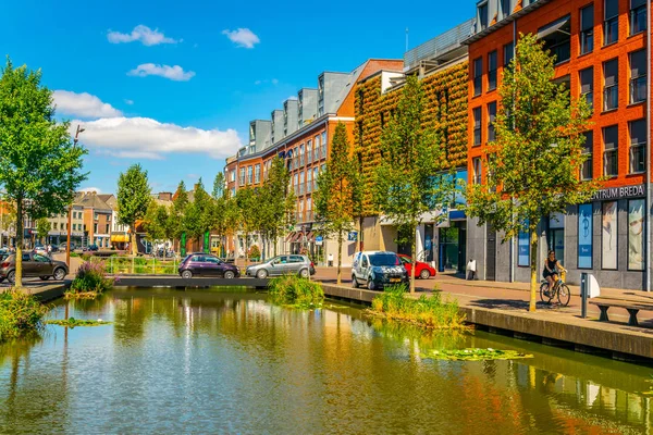 Breda, Holandia, 5 sierpnia 2018: widok kanału w cen — Zdjęcie stockowe
