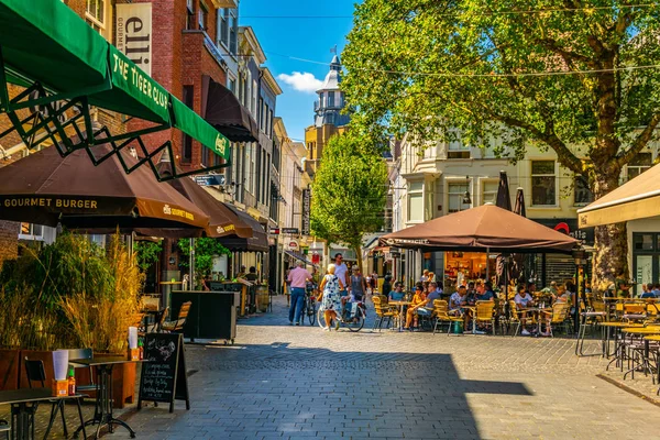 Breda, Nederländerna, 5 augusti, 2018: utsikt över Grote Markt Squa — Stockfoto