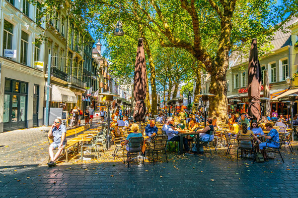 БРЕДА, НИДЕРЛАНДЫ, 5 АВГУСТА 2018 ГОДА: Вид на площадь Грот-Ривьера
