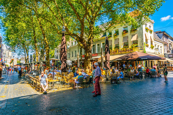 БРЕДА, НИДЕРЛАНДЫ, 5 АВГУСТА 2018 ГОДА: Вид на площадь Грот-Ривьера
